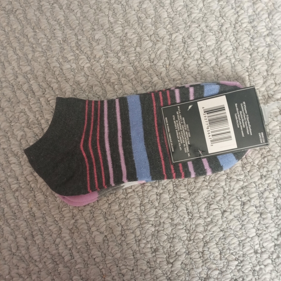 2 Pair Women’s Socks Sz 5-9 - Picture 2 of 4